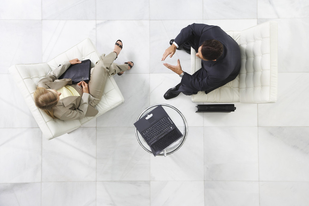 Geschäftliches Gespräch über Tisch