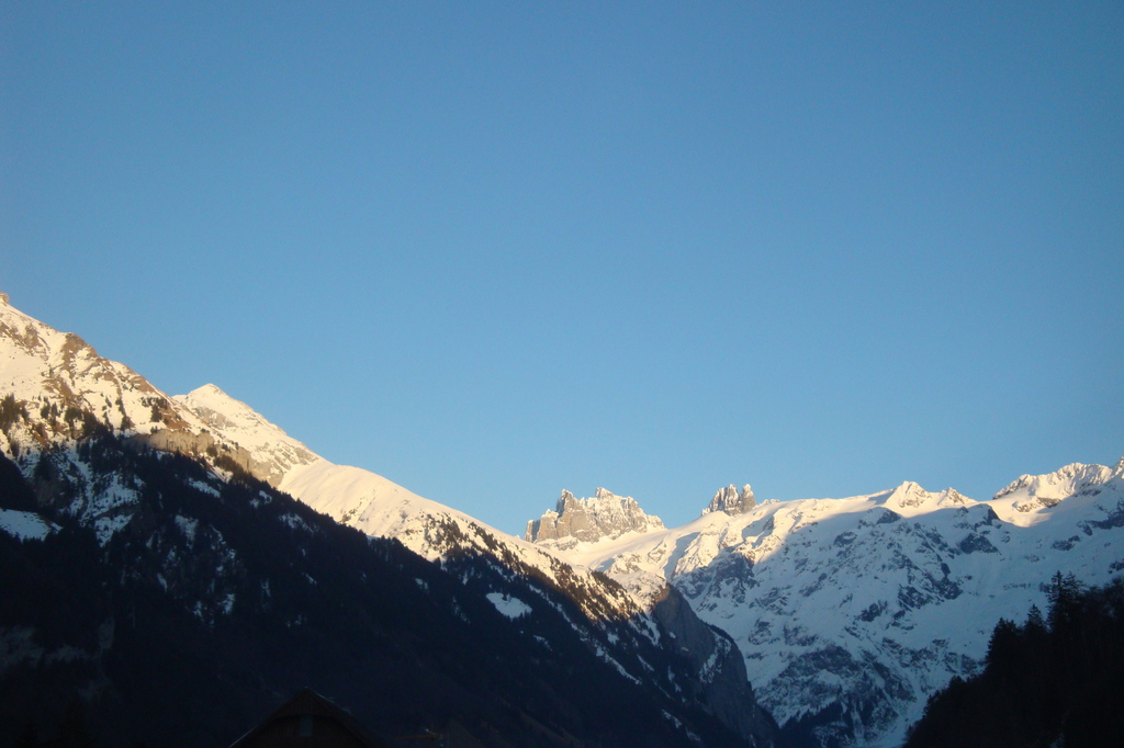 Schneebedeckte Berge unter blauem Himmel