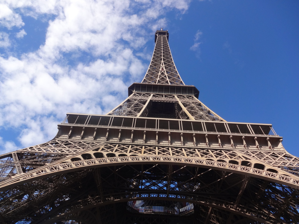 Eiffelturm unter blauem Himmel