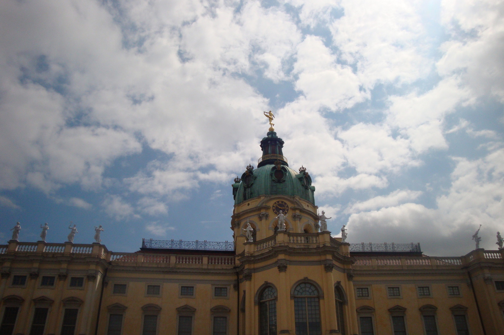 Schlossdach mit Wolkenhimmel