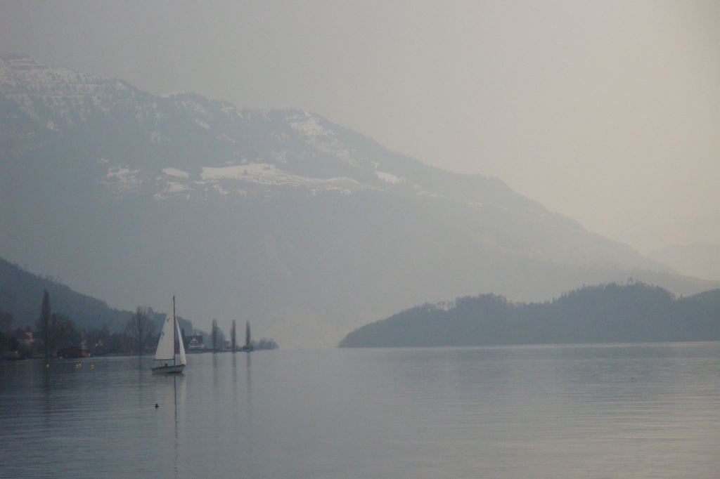 Segelboot auf ruhigem Wasser