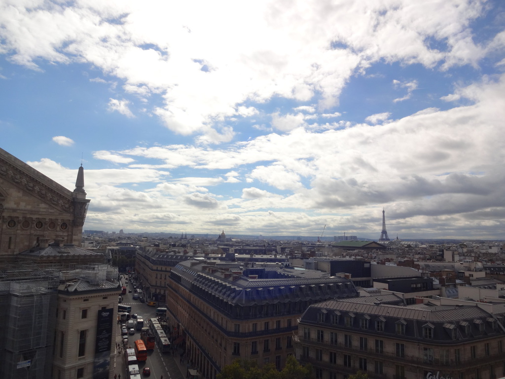 Blick auf Paris mit Wolken
