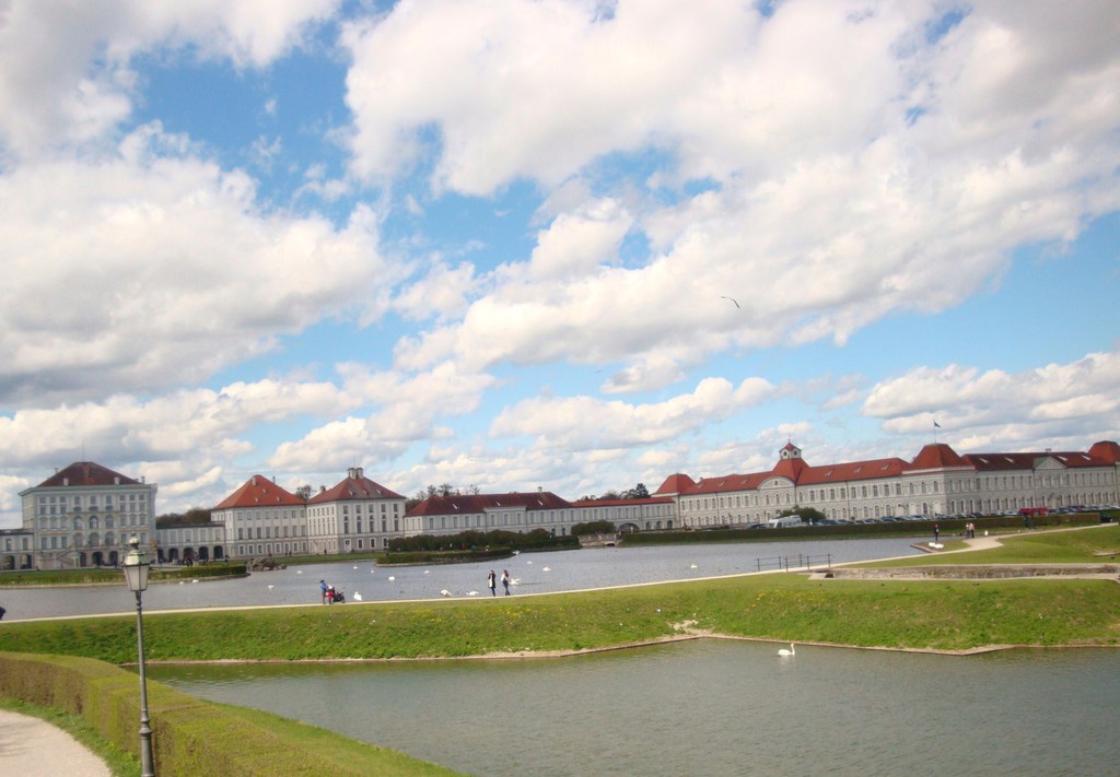 Schloss mit Wasserspiegelung und Wolken