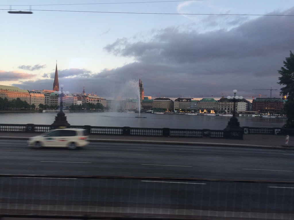 Hamburgs Alster mit Springbrunnen