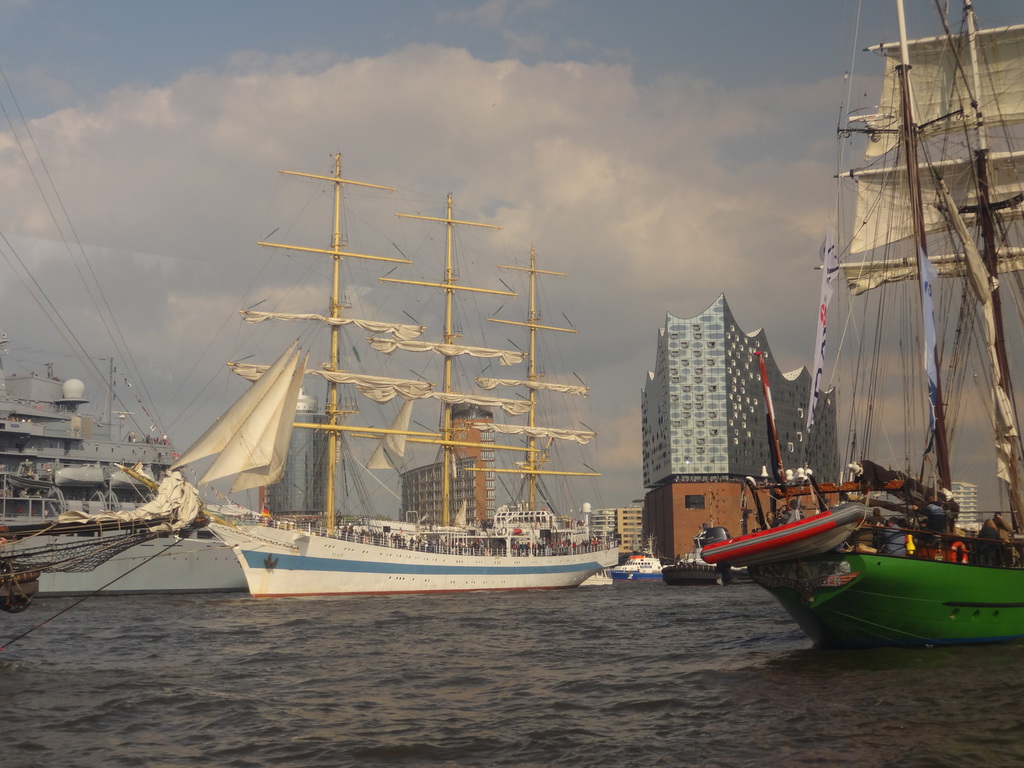 Segelschiffe in urbaner Umgebung