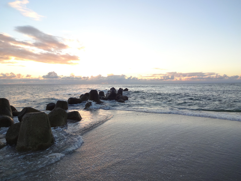 Strand mit Wellen und Steinen