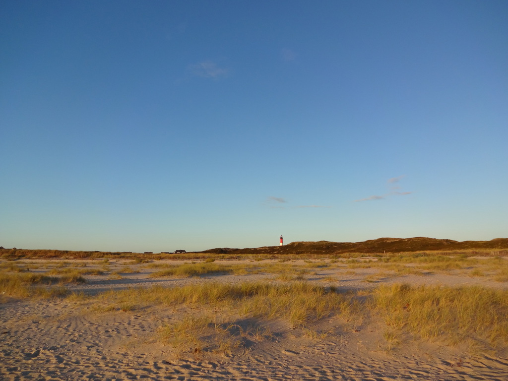 Strand mit Leuchtturm im Hintergrund