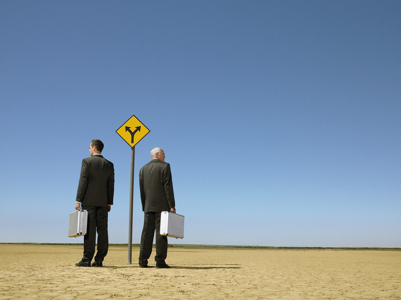 Zwei Männer in Anzügen stehen