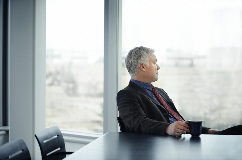 Nachdenklicher Geschäftsmann mit Tasse