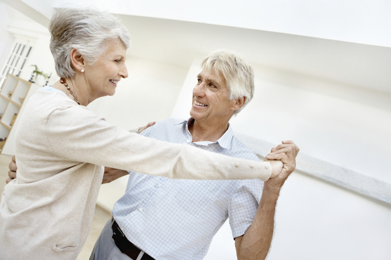 Liebespaar tanzt in Wohnung