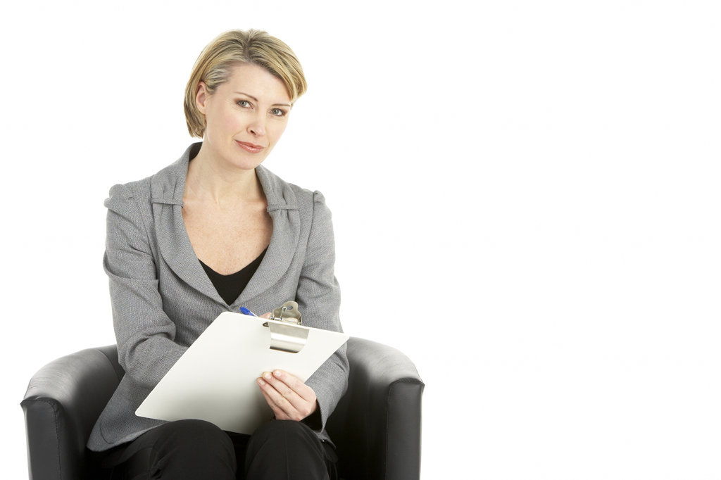 Frau sitzt mit Notizblock