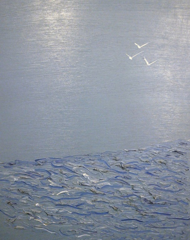 Wellen und fliegende Vögel