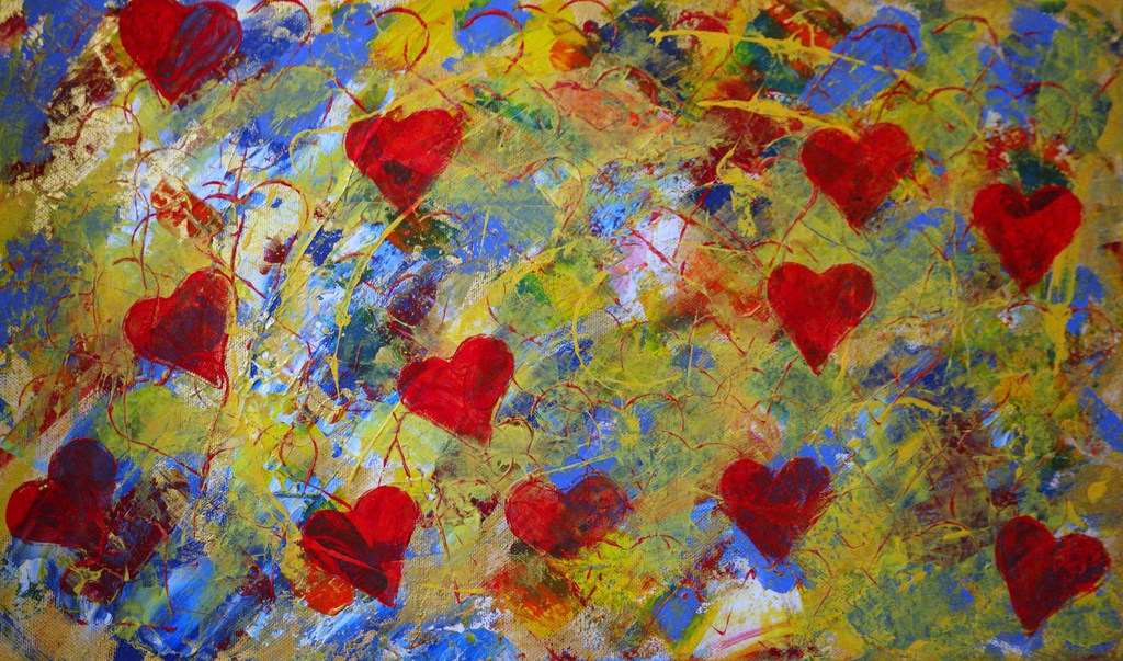 Rote Herzen auf buntem Hintergrund