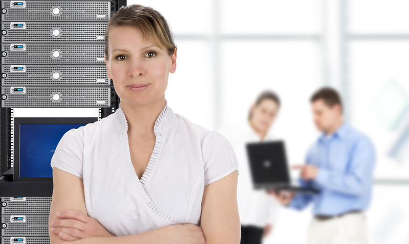 Frau mit Servern im Hintergrund