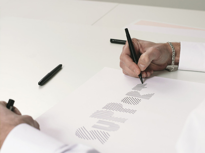 Hände zeichnen auf Papier