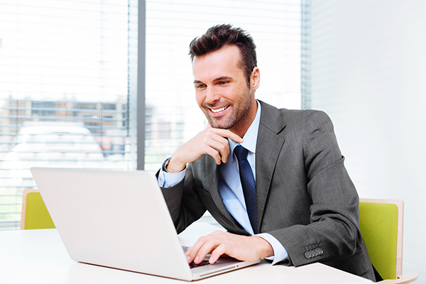 Lächelnder Mann am Laptop