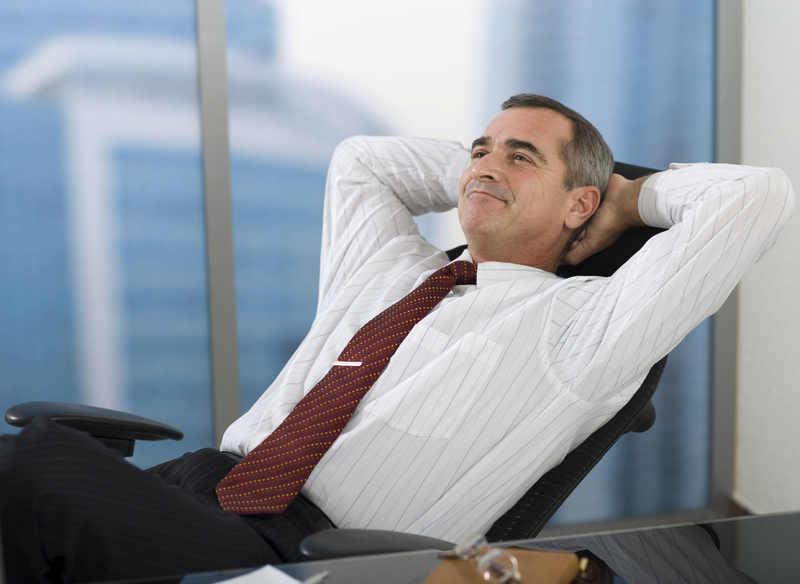 Entspannter Mann im Büro