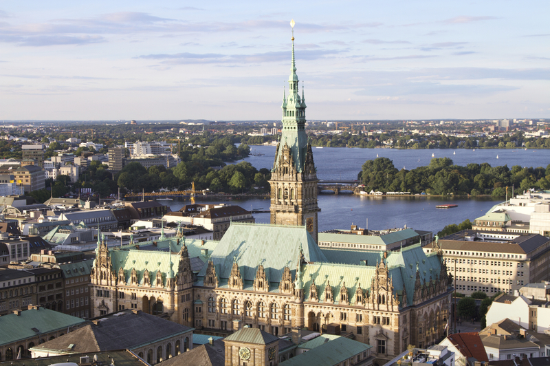Hamburger Rathaus mit Wasserblick