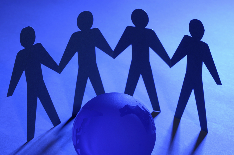 Papierfiguren mit blauer Kugel