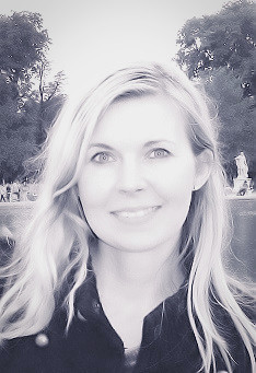 Lächelnde Frau im Park