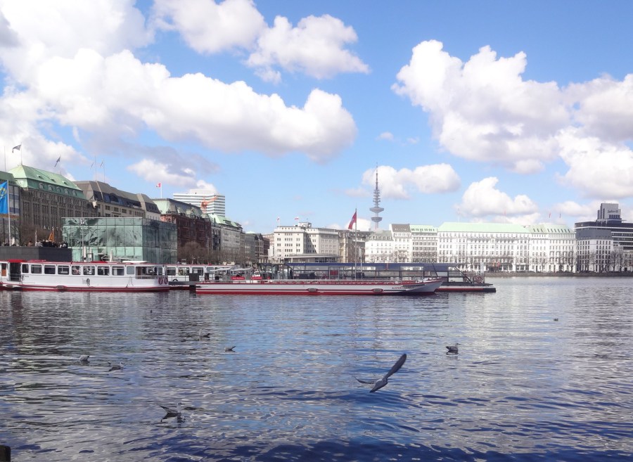 Hamburg Hafen mit Wolken